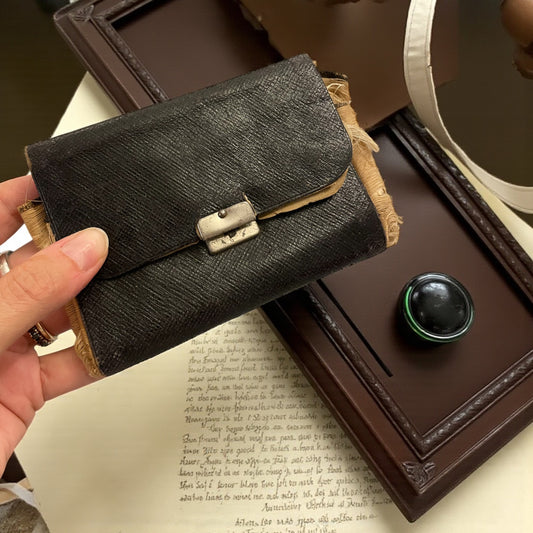 Antico set da cucito vittoriano in bustina, completo di aghi d’epoca, strumenti in ferro, osso e specchietto ovale.