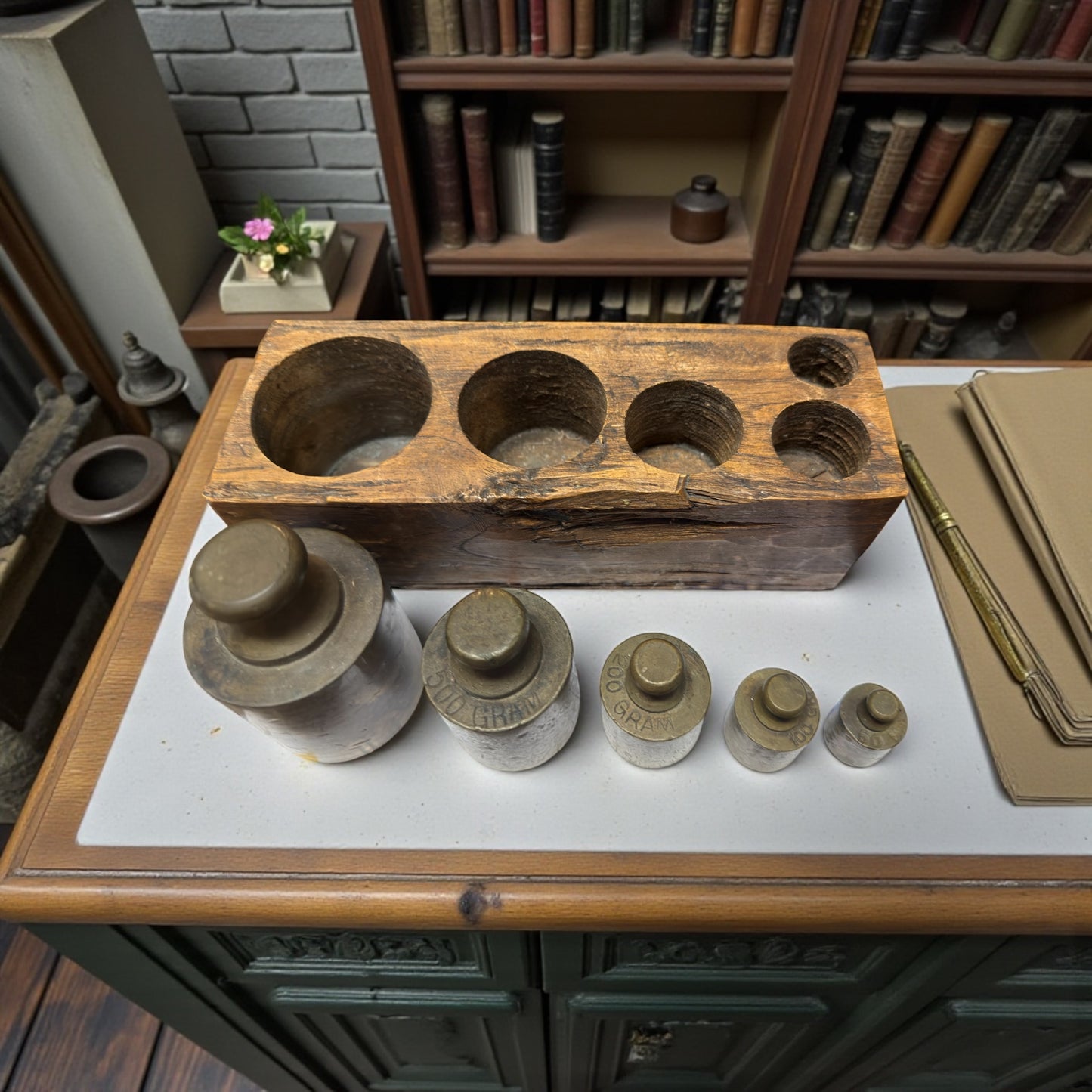 Antica pesiera in legno da bottega completa di pesi in ottone, fine ‘800 - primo ‘900