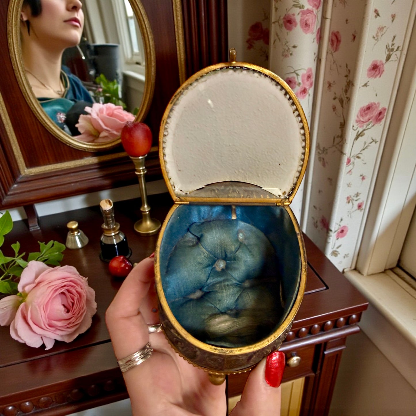 Cofanetto decorato con vetro bisellato e seta capitonné porta gioiello, fine ‘800 primo ‘900