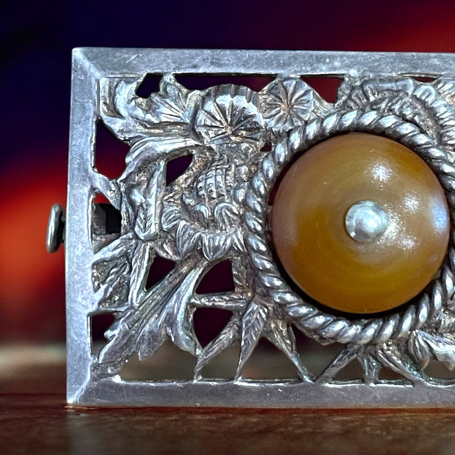 Spilla in argento punzonato con cabochon in resina, art déco anni ‘40, firmata Flam