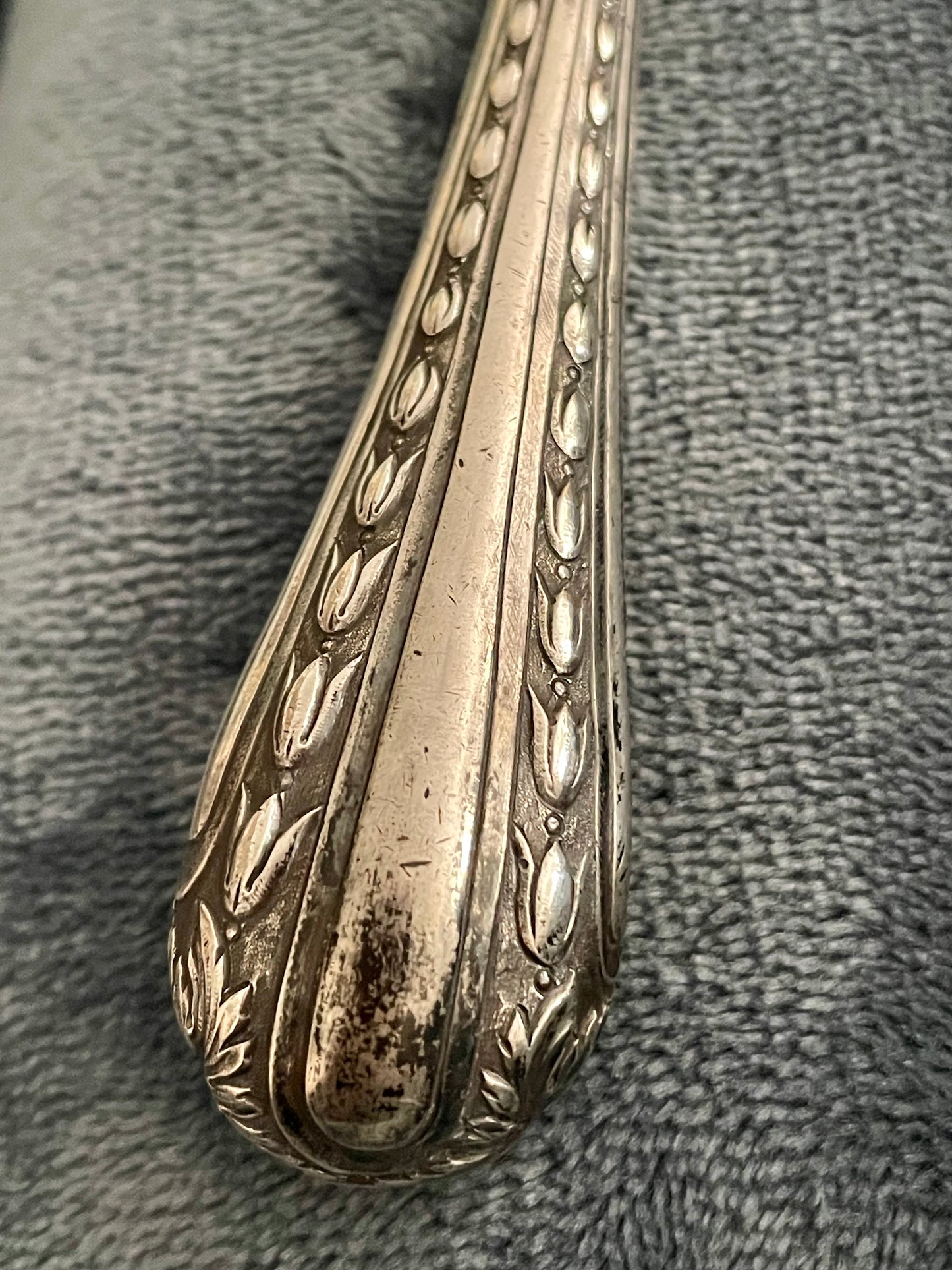 Grande tiralacci fine ‘800, manico in argento cesellato a motivo floreale