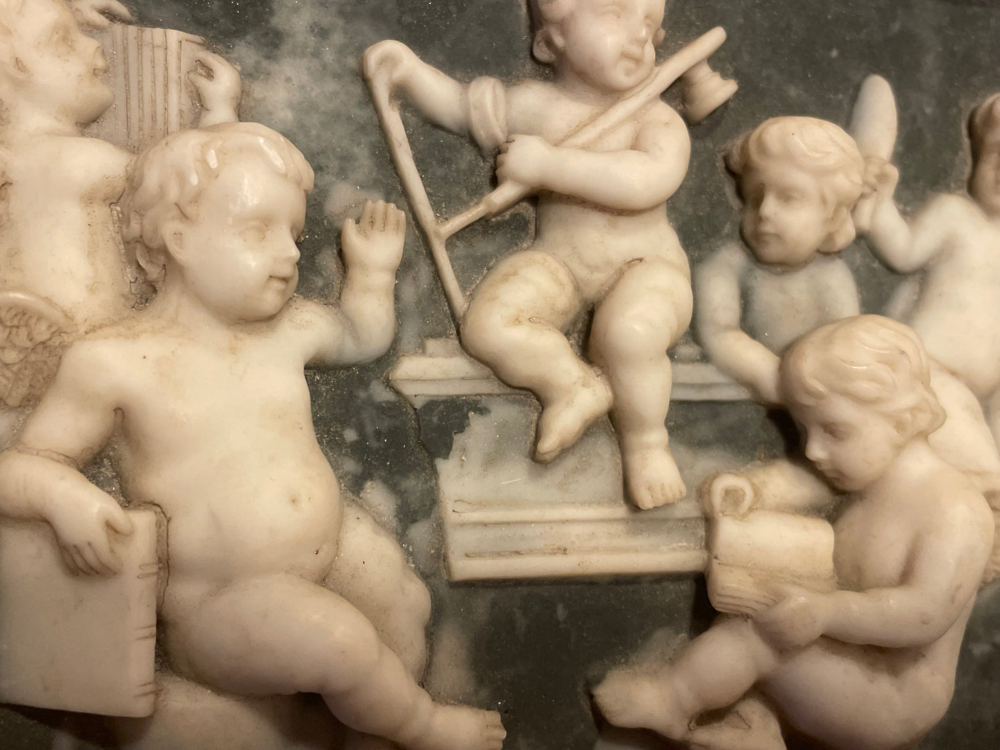Coppia quadri in cornice barocca, bassorilievi in polvere di marmo anni ‘50 con putti