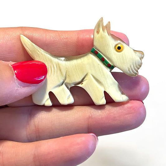 Spilla in ergalite anni ‘50 “Lady Vaniglia” cane scottie