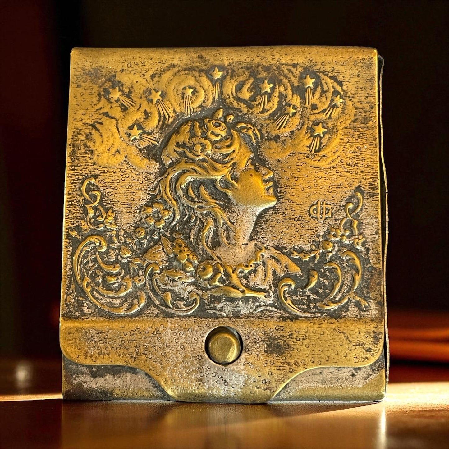 Vesta case art Nouveau con profilo di donna tra fiori e stelle cadenti