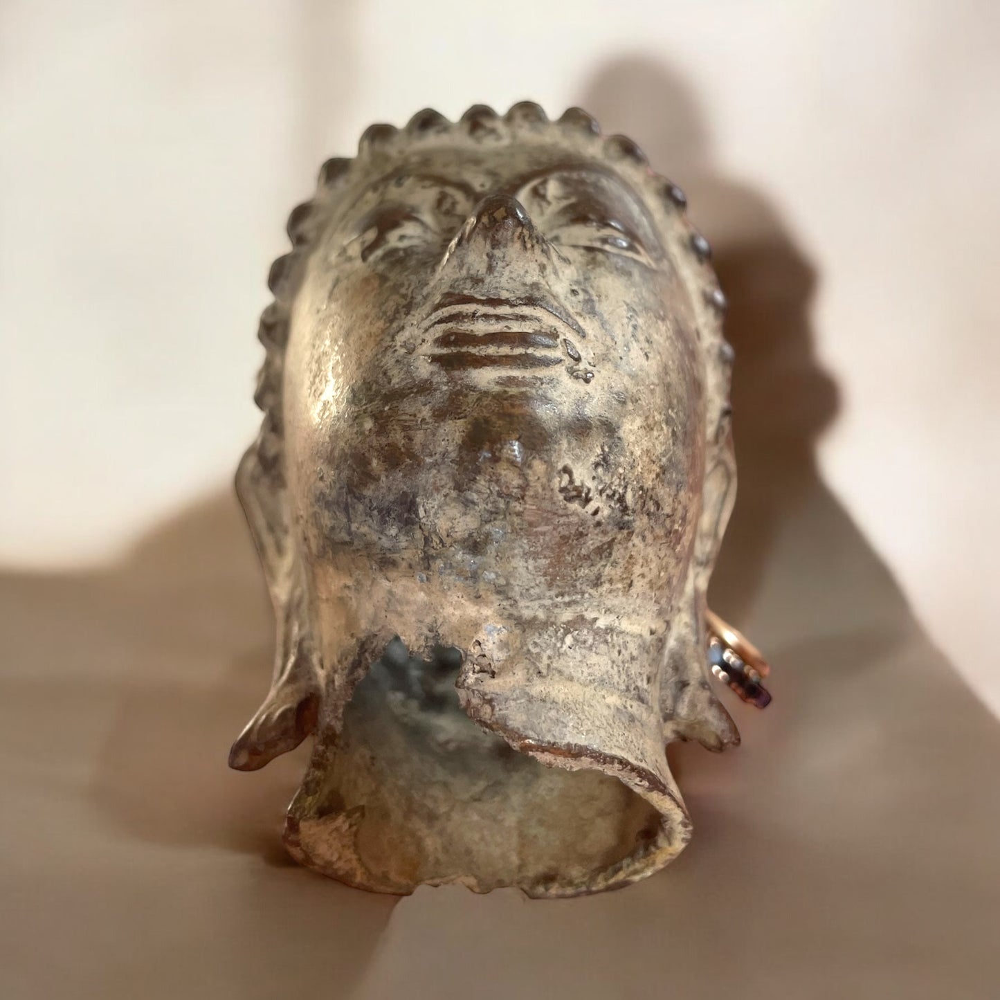 Antica testa di Buddha in bronzo