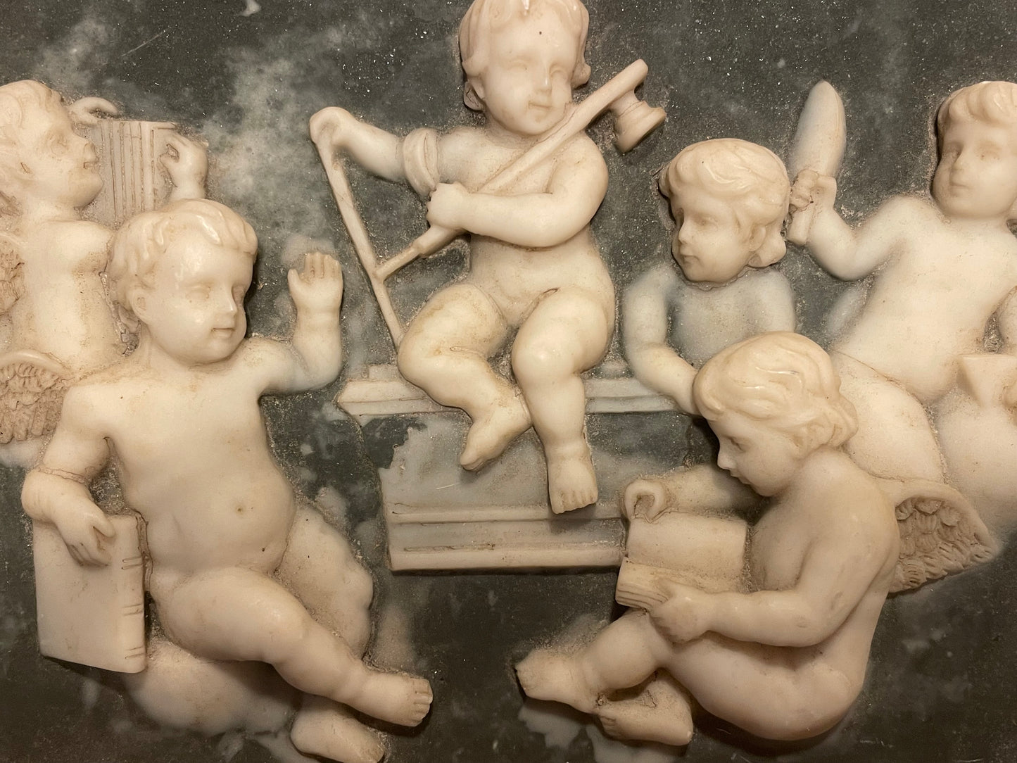 Coppia quadri in cornice barocca, bassorilievi in polvere di marmo anni ‘50 con putti