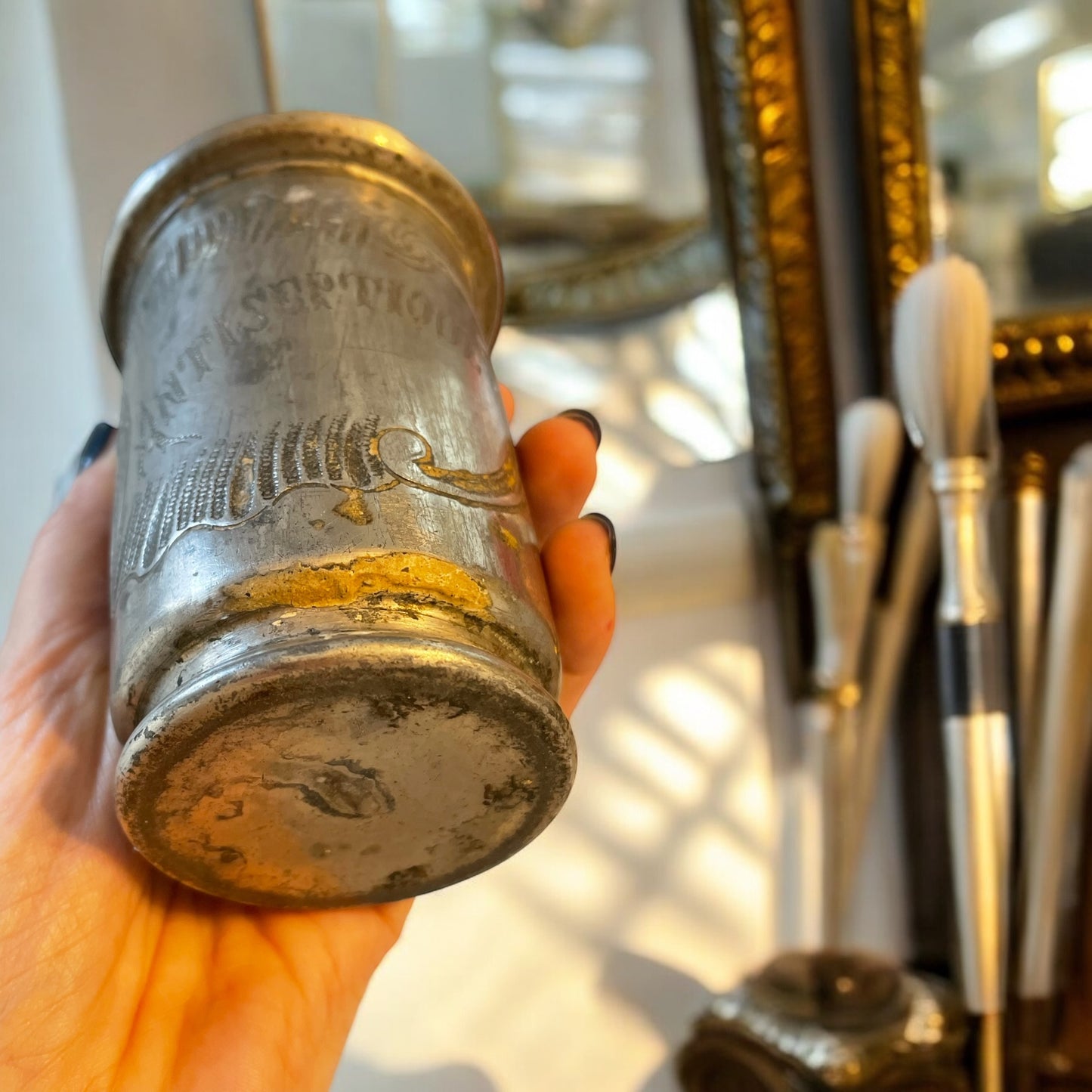 Vaso argentato da Barber Shop fine ‘800 Parigino con incisioni a bulino