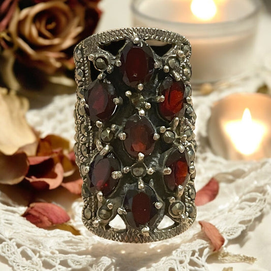 Anello con granati e marcasiti, stile vittoriano, argento