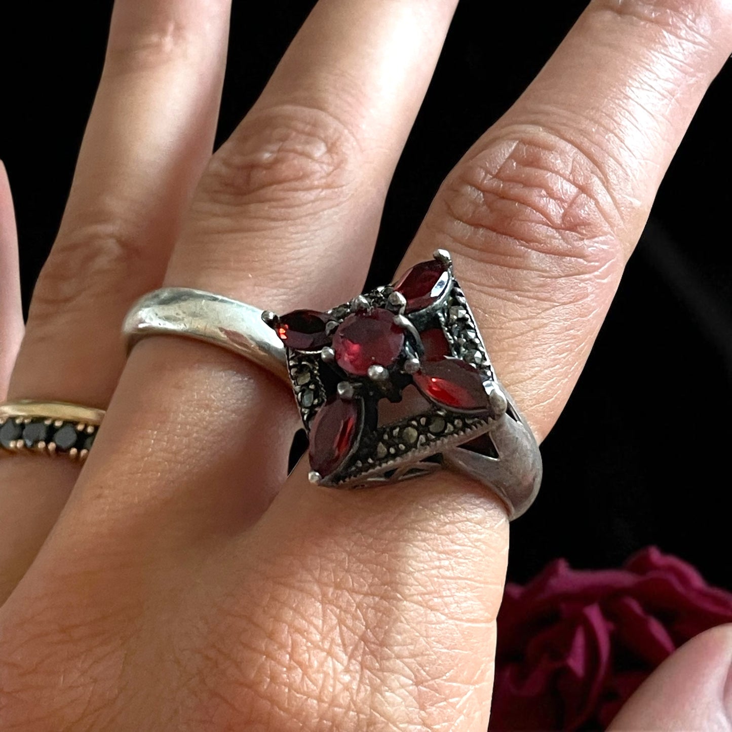 Cocktail ring in argento a montatura traforata con granati e marcasiti