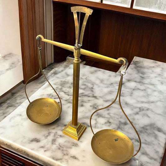 Grande bilancia decorativa a due piatti da studio notarile, ca metà ‘900