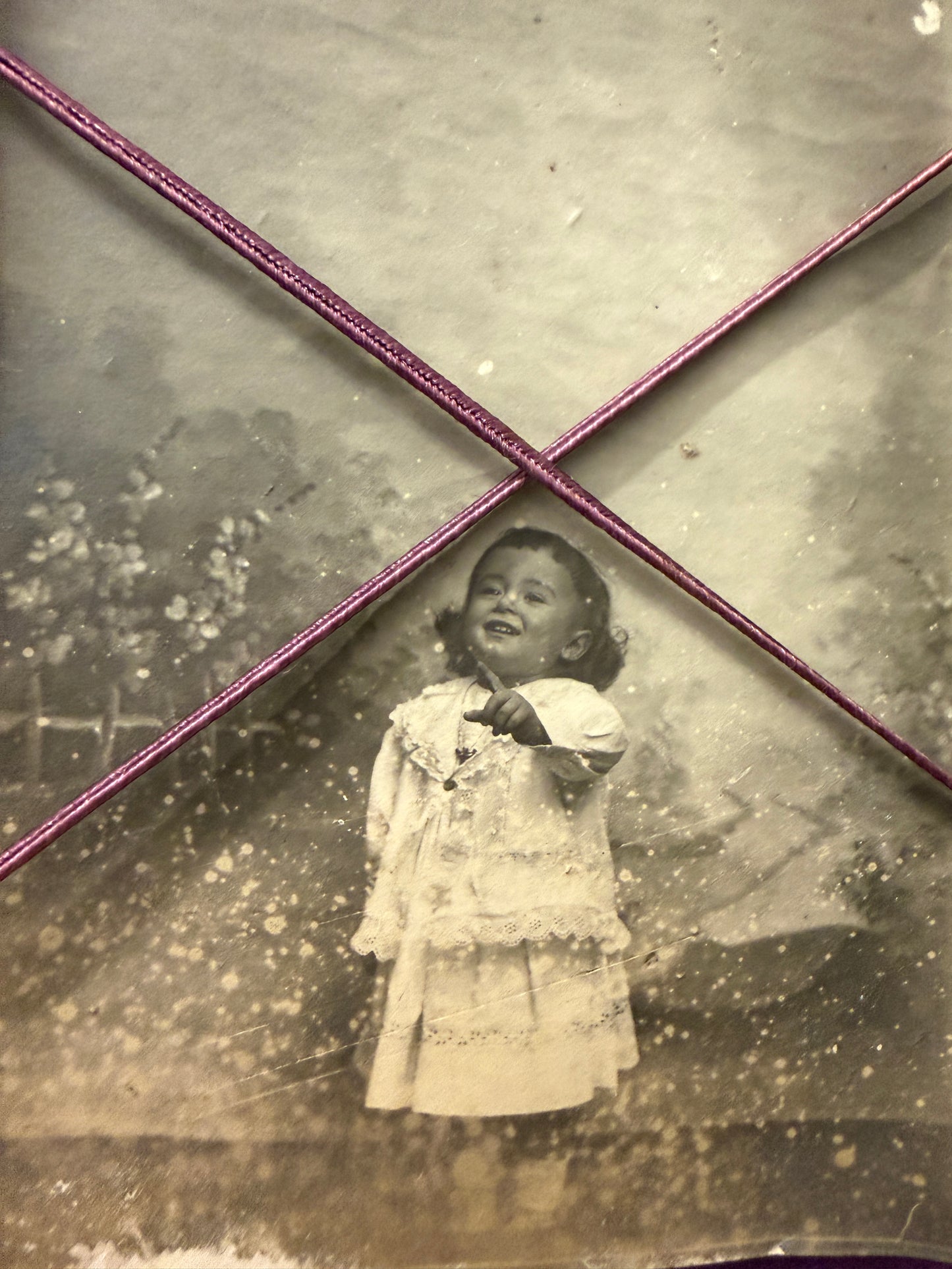 Porta foto ribbonwork floreale sera e raso fine ‘800 con ritratti di bimbi