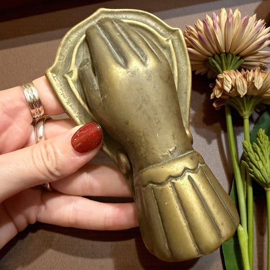 Antica pinza documenti a guisa di mano in ottone pieno, da studio legale primo ‘900