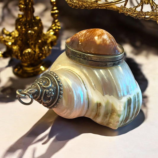 Pendente asiatico in vere conchiglie con vano segreto porta veleno