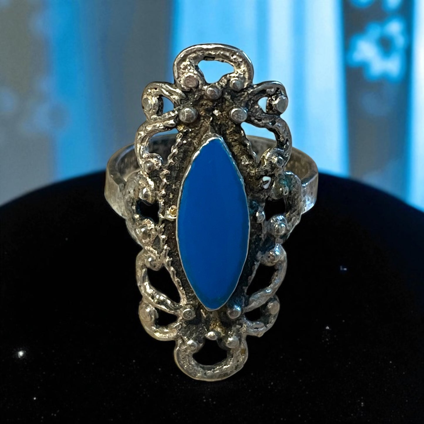 Anello argento revival barocco e smalto blu, anni ‘60