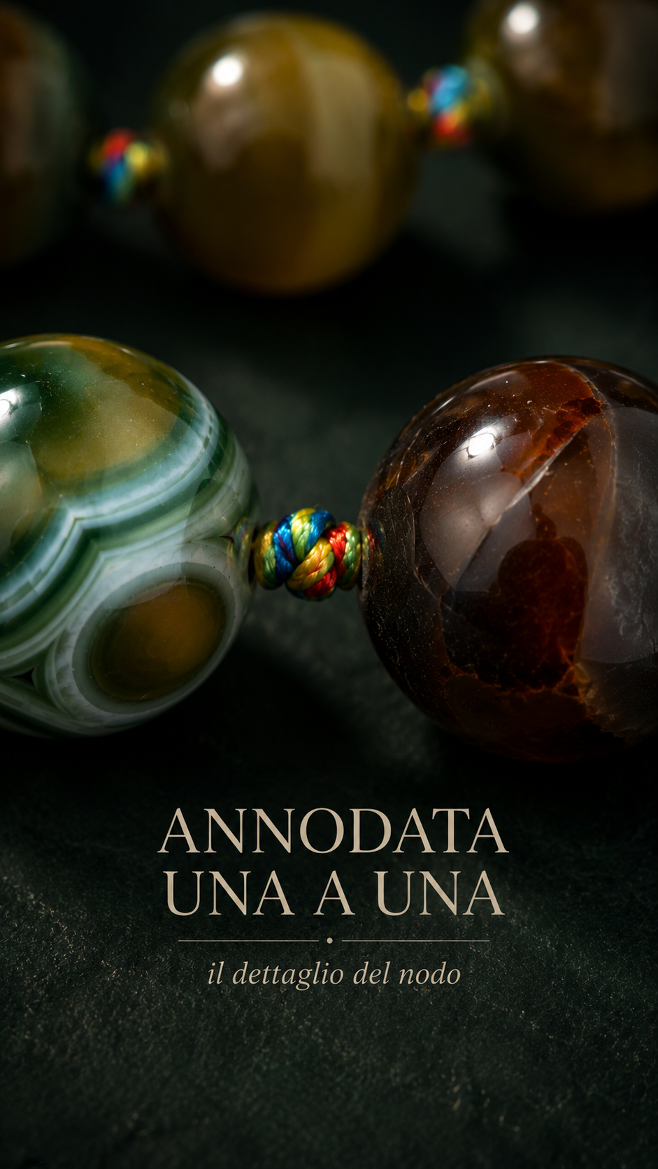 Importante collana in perle di varietà di agate verdi infilate ed annodate a mano, gioiello contemporaneo