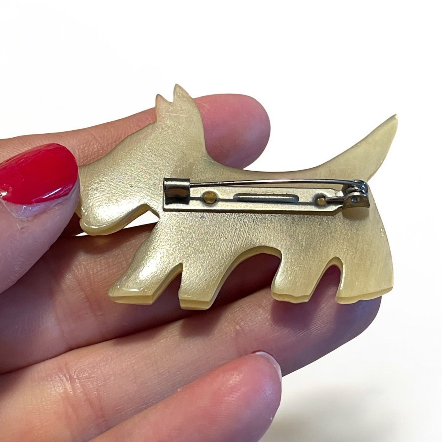 Spilla in ergalite anni ‘50 “Lady Vaniglia” cane scottie