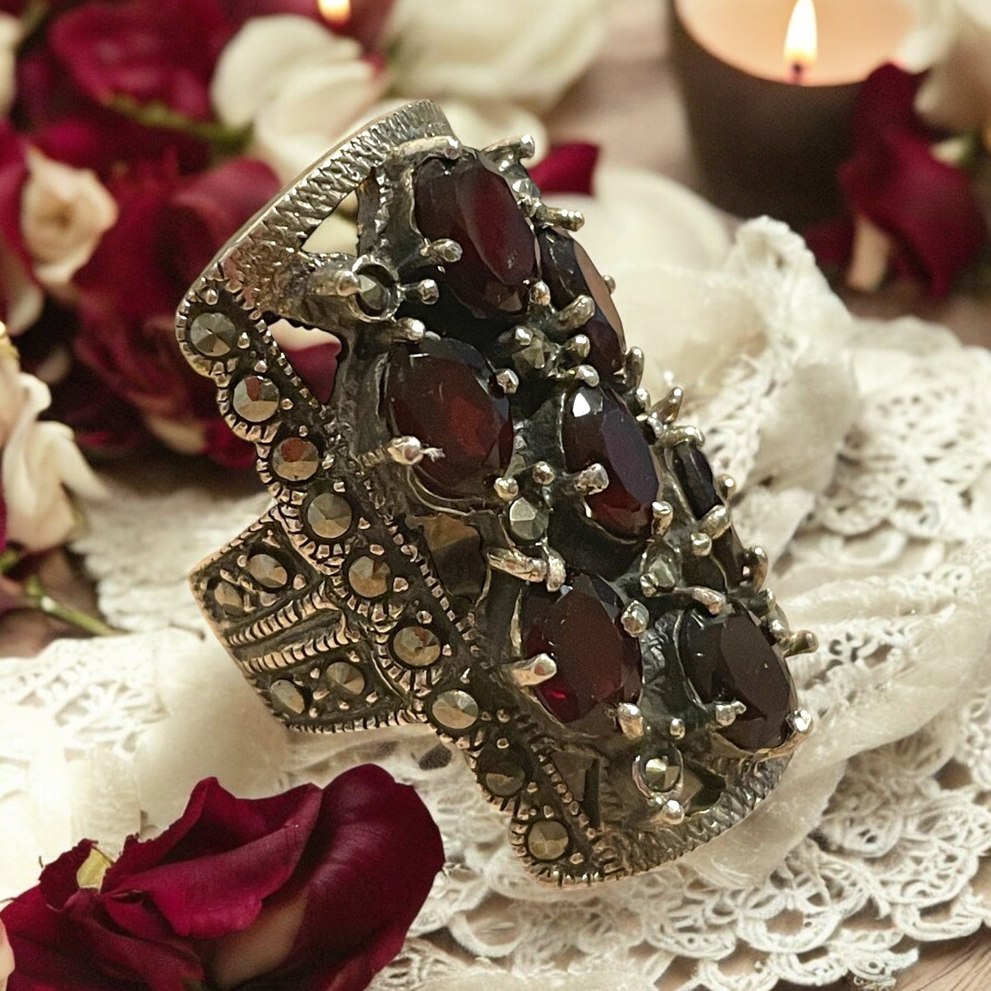 Anello con granati e marcasiti, stile vittoriano, argento