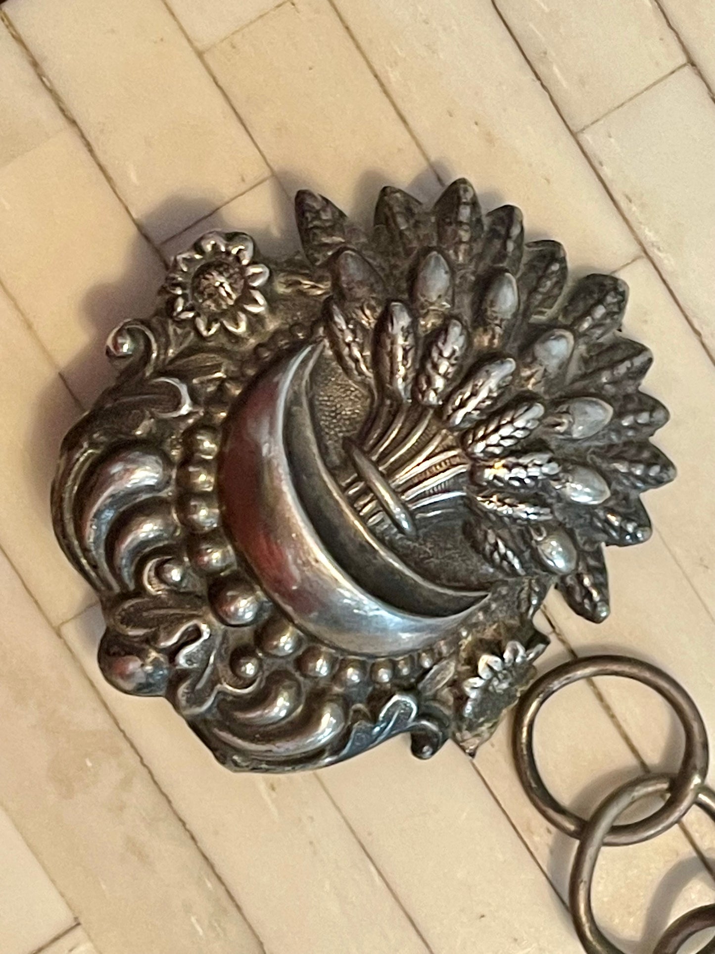Chiusura per mantello in argento, francese, ca 1900