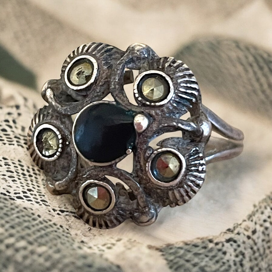Anello in argento con onice e marcassiti, ca metà ‘900