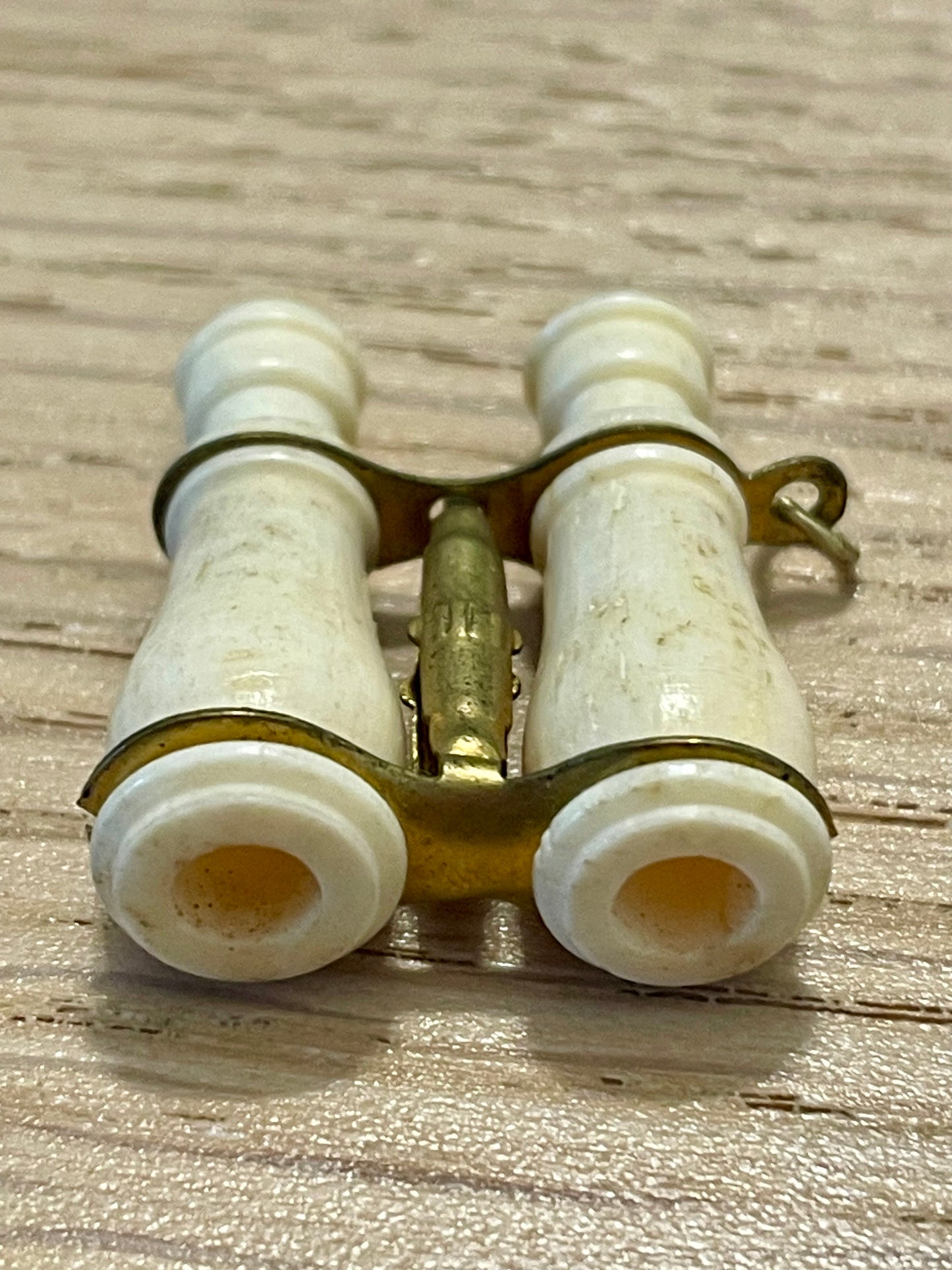 Antico pendente in osso a guisa di binocolo con rare lenti Stanhope, fine ‘800