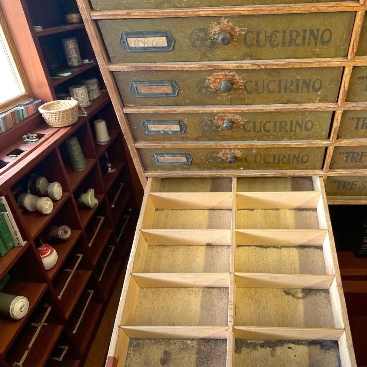 Grande cassettiera mobile merceria Cucirino Tre Stelle anni ‘30