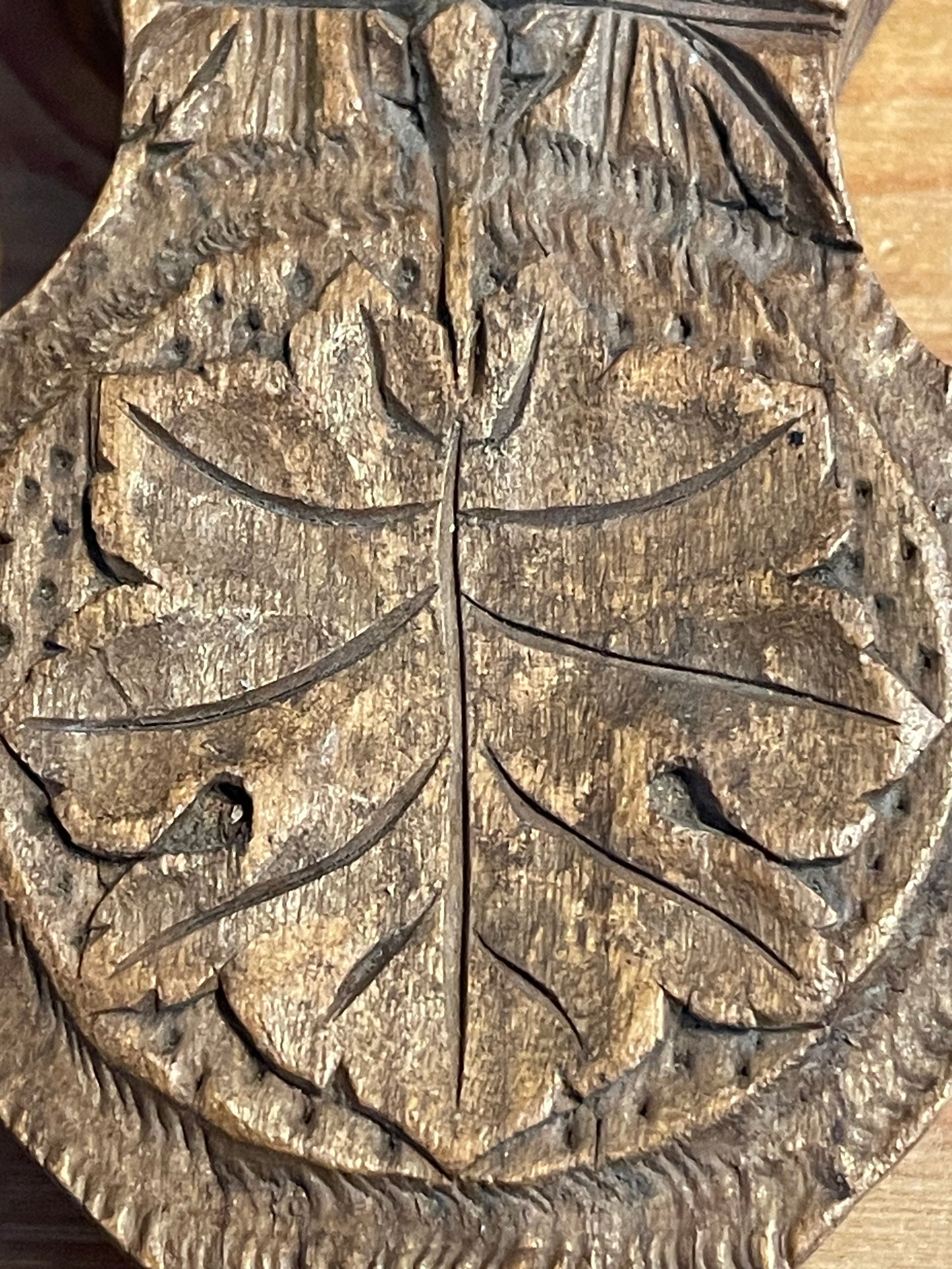 Porta orologio intagliato a mano con motivo fogliato, fine ‘800