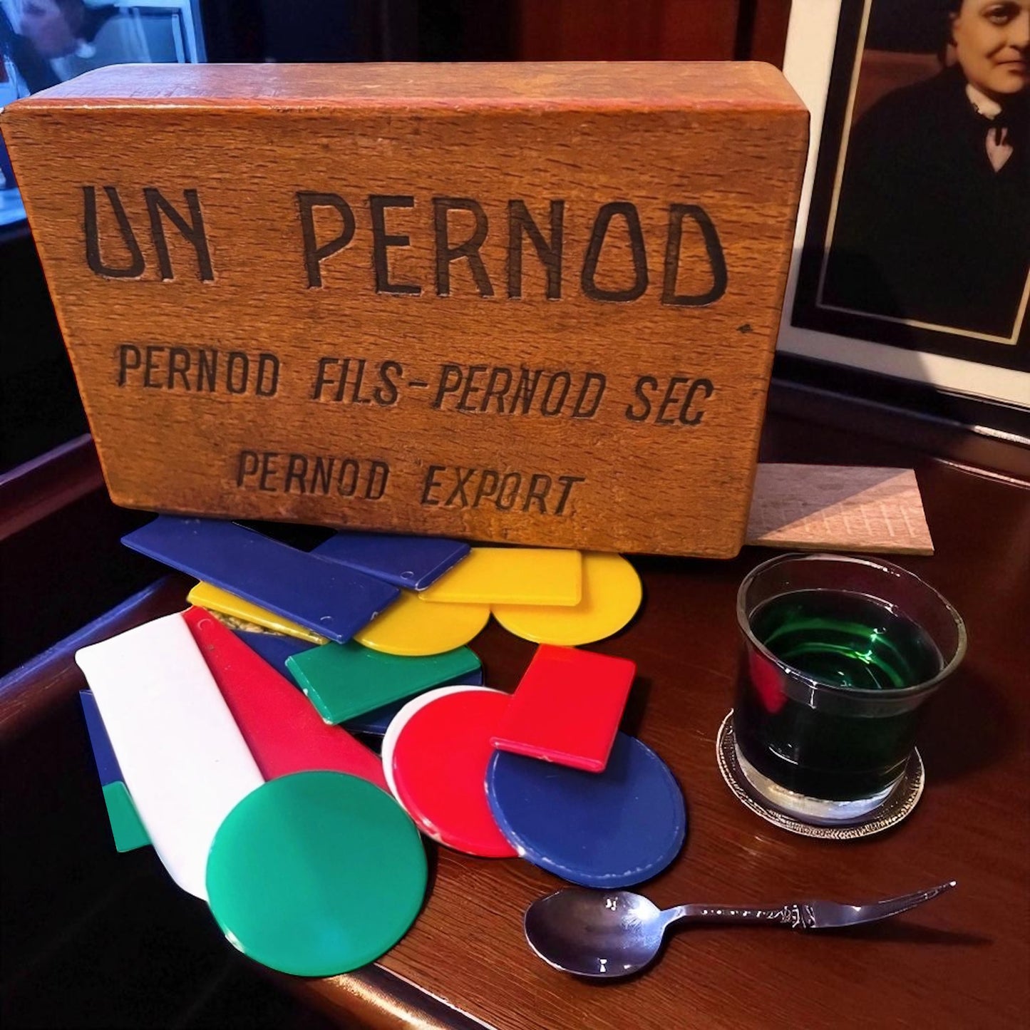 Scatola in legno originale Pernod, fine anni ‘40 completa di gettoni da gioco