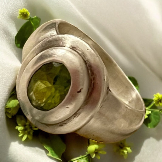 Anello anni ‘60 - ‘70 con peridoto 1.4k