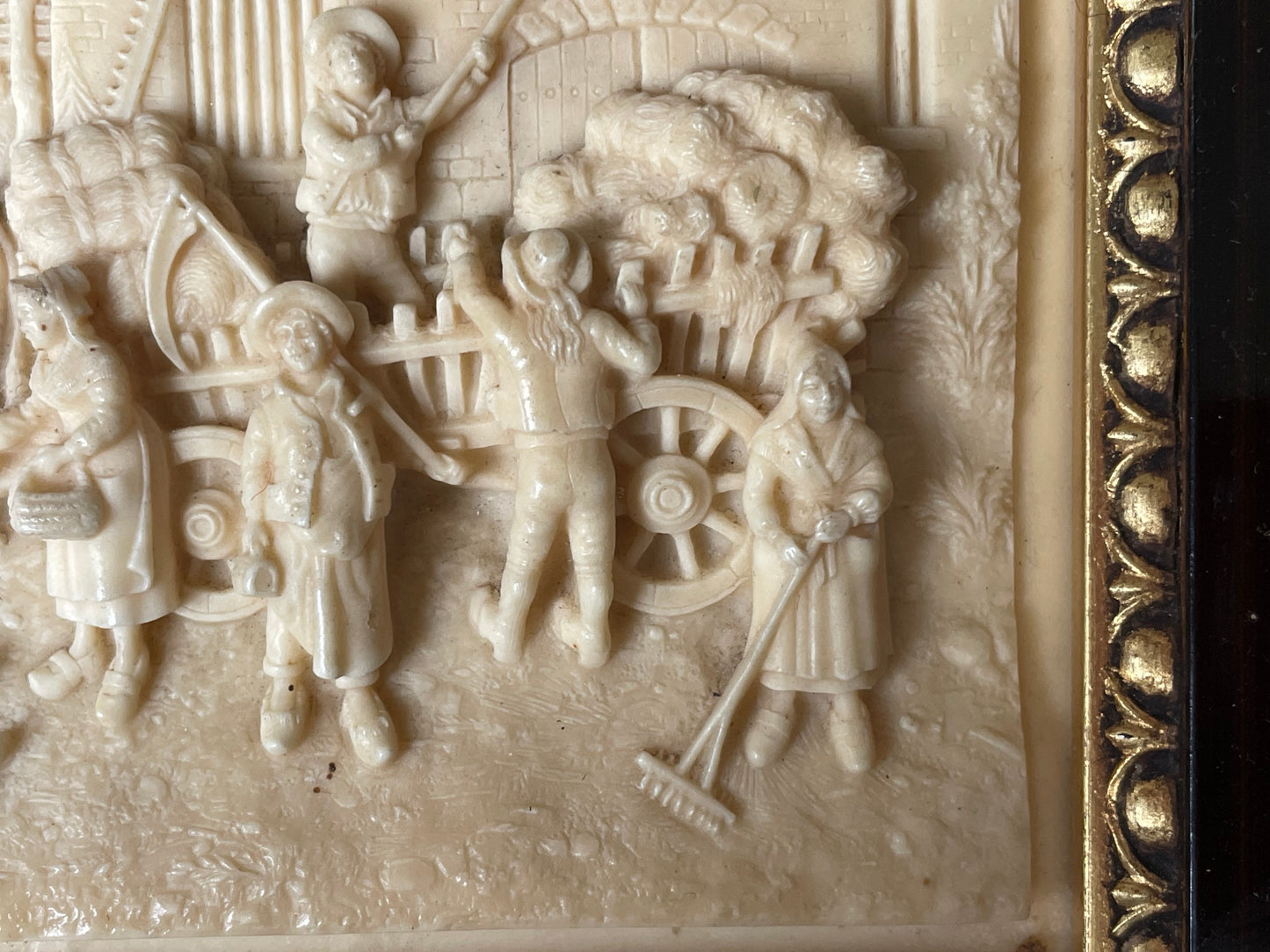 Placca con scena rurale in pietra calcarea, in cornice lignea, tardo ‘800, provenienza fiamminga