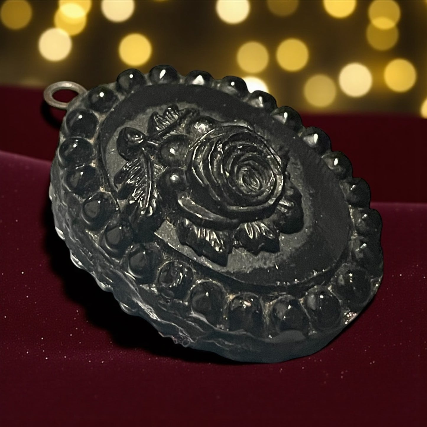 Pendente da lutto in vetro nero, vittoriano, con rosa