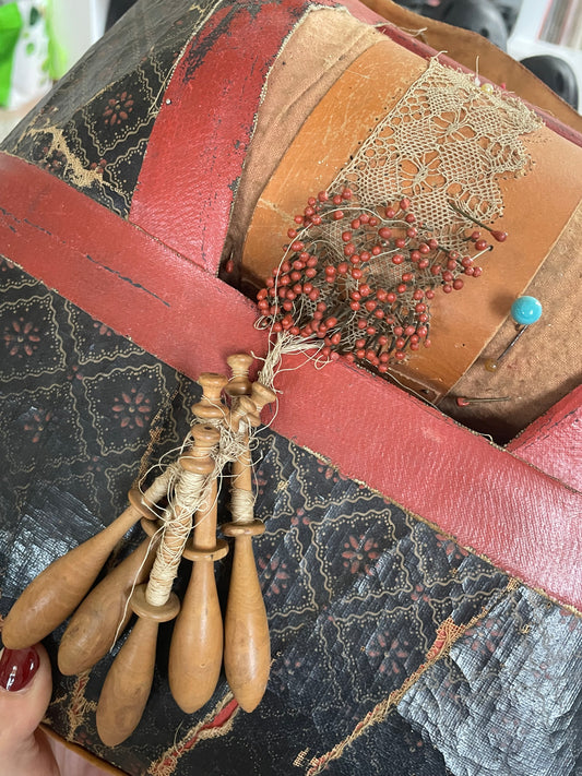 Antico tombolo con pizzo in lavorazione e fuselli aggiuntivi, fine XIX-inizio XX