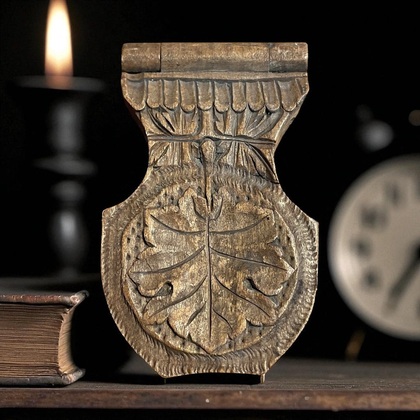 Porta orologio intagliato a mano con motivo fogliato, fine ‘800