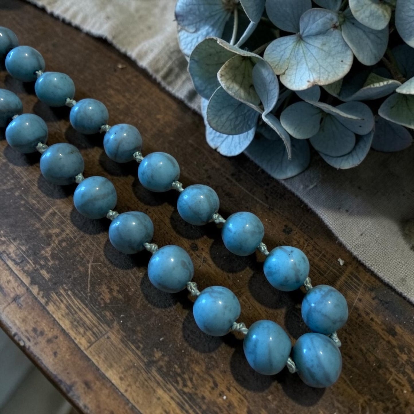 Collana anni ‘50 perle degradé di howlite turchese annodate a mano con chiusura in argento