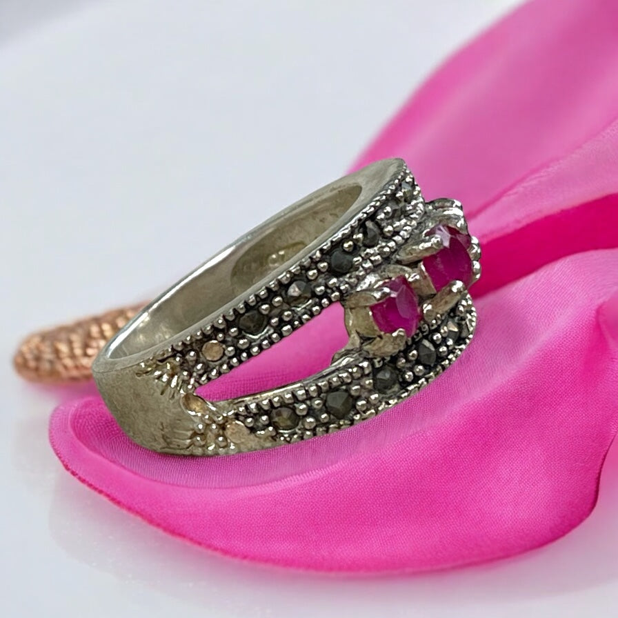 Anello argento 925 con radici di rubino e marcassiti, anni ‘50