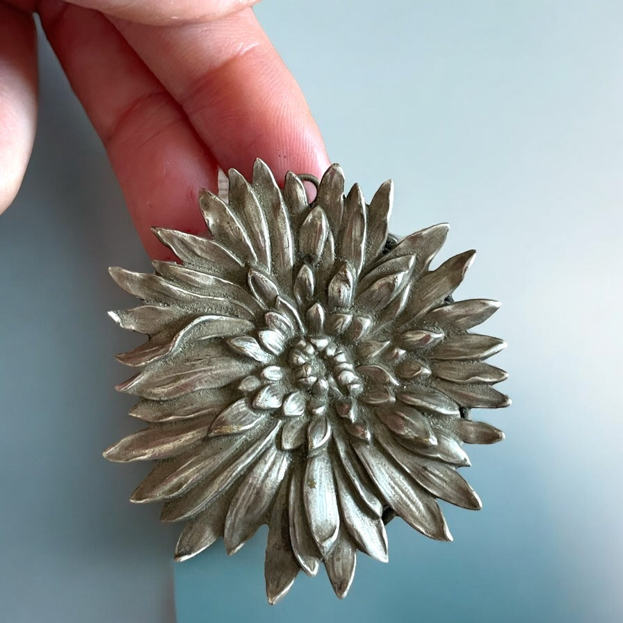 Grande pendente in argento a forma di dalia, ca anni ‘50