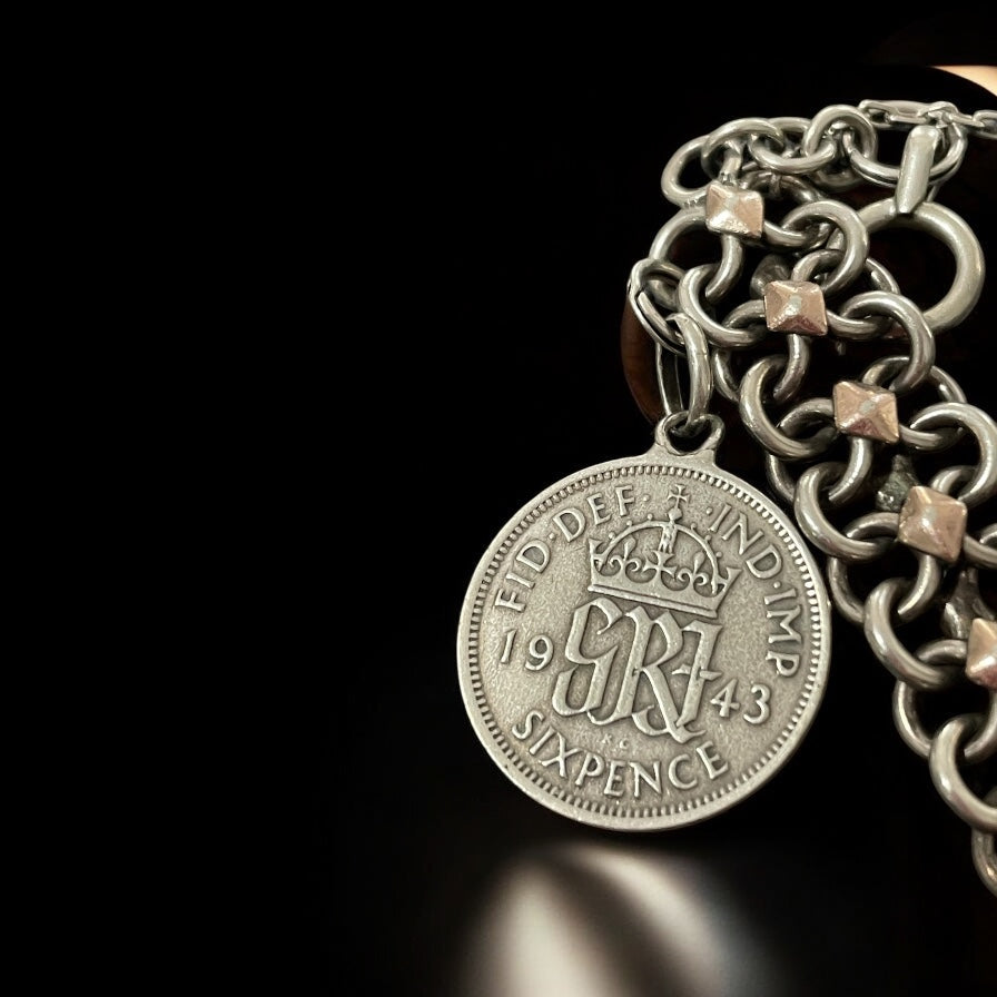 Bracciale porta fortuna in argento anni ‘40 con charms d’epoca