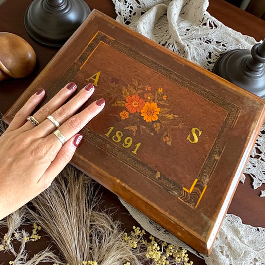 Antica scatola da cucito con iniziali A S ed anno 1891, intarsiata da ebanista, dono nuziale