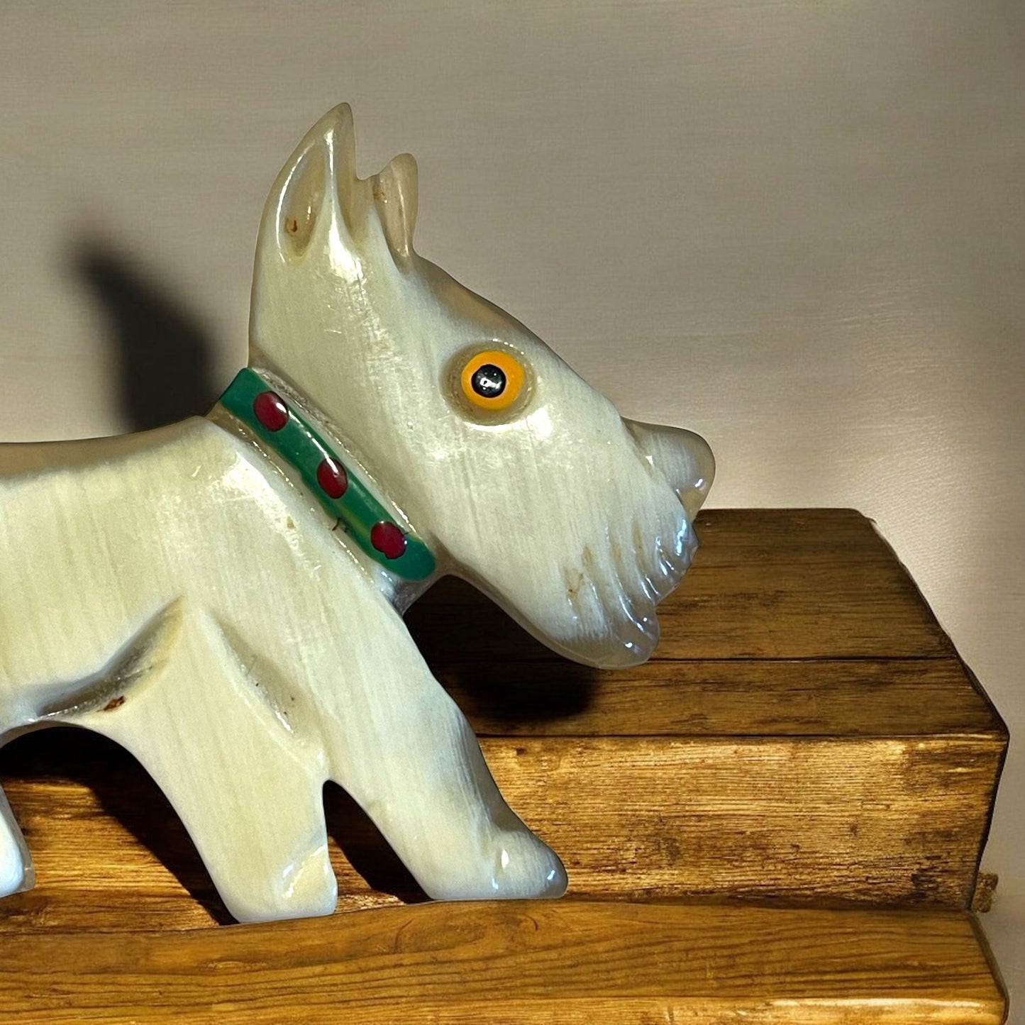 Spilla in ergalite anni ‘50 “Lady Vaniglia” cane scottie