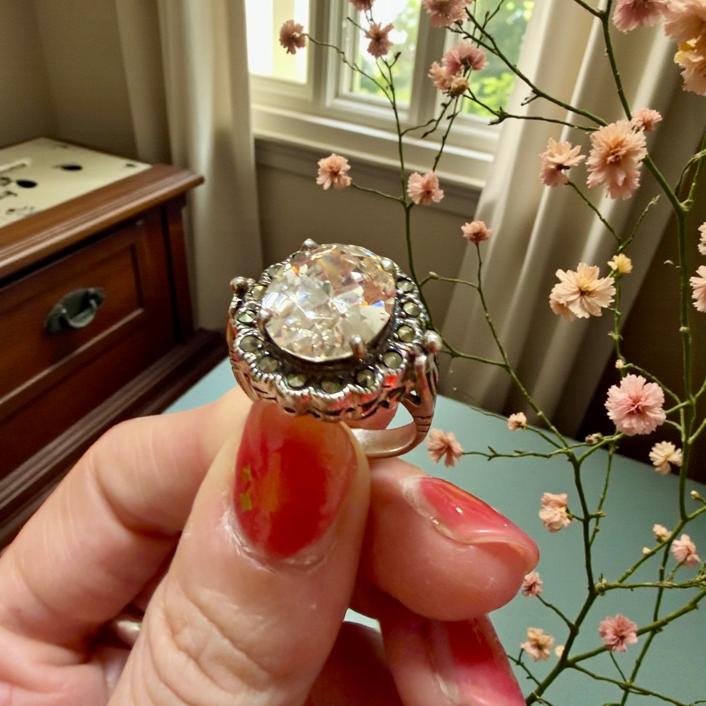 Prezioso anello anni 60, revival Victoria age argento marcasiti e zircone dorato