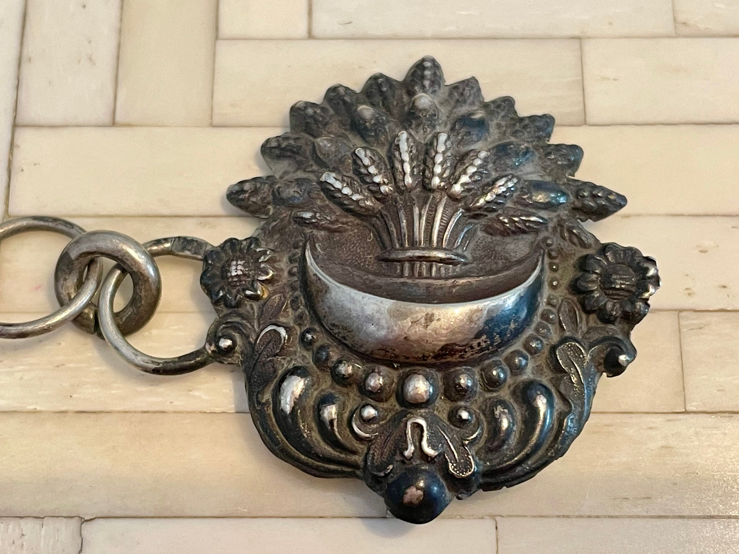 Chiusura per mantello in argento, francese, ca 1900