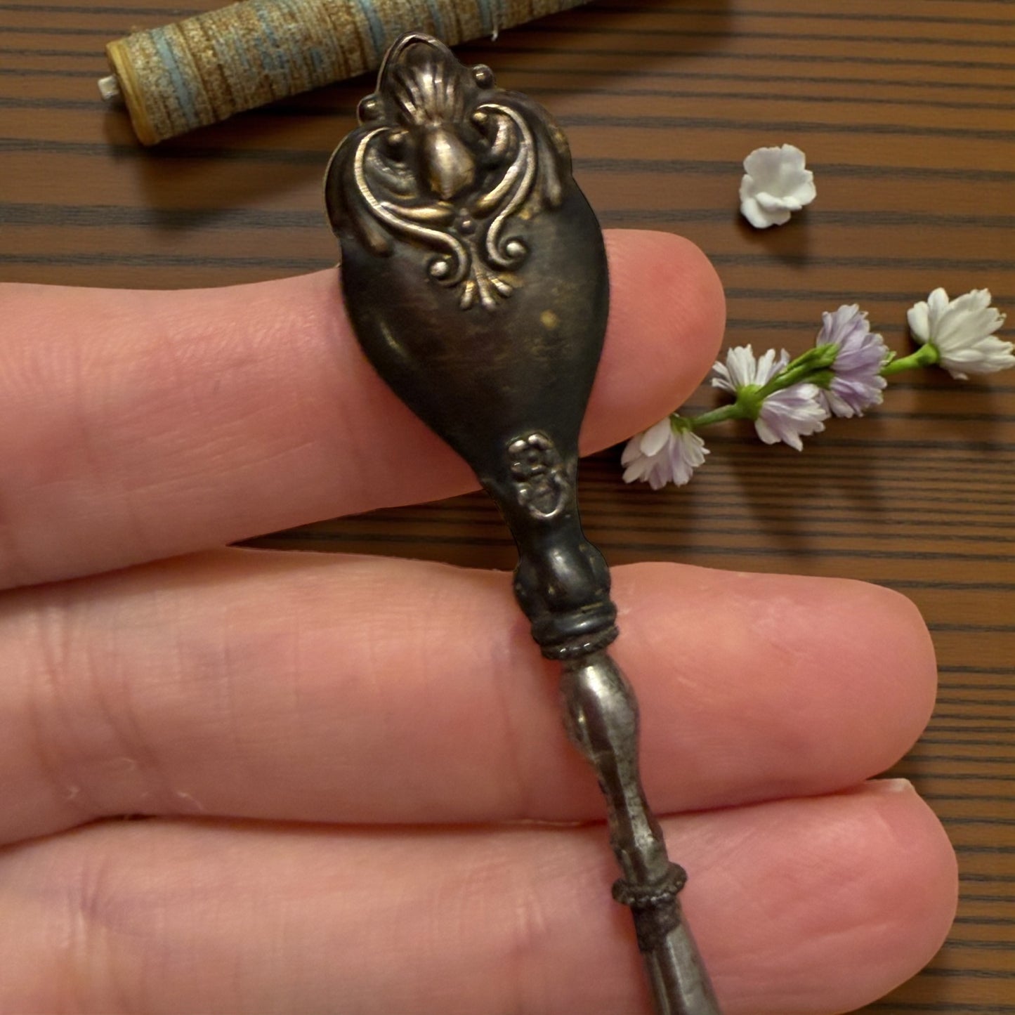 Antico punteruolo da ricamo in argento decorato, fine ‘800