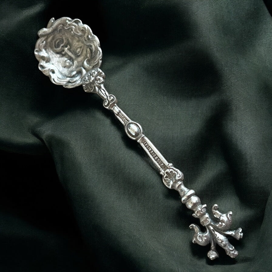 Tris antichi cucchiai d’argento da collezione, 1800-1900
