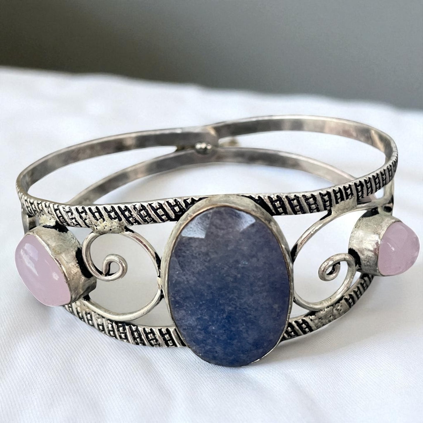Bracciale semi rigido placcato argento con lapis centrale e due cabochon quarzo rosa
