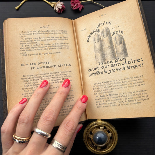 Libro antico di chiromanzia “Que qu’on lit dans la maine”, prima ed. 1906