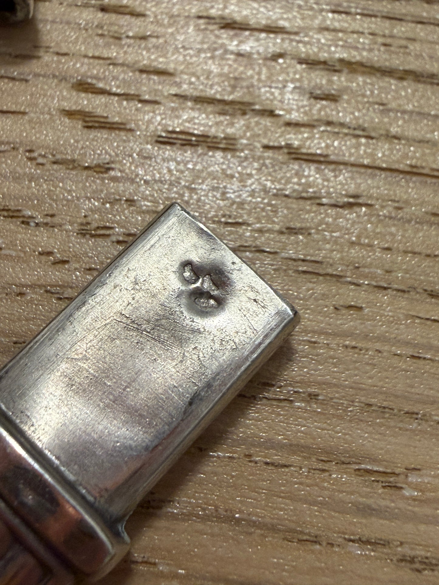 Porta aghi in argento punzonato, Egitto reinterpretato Déco, anni ‘20 ca, Francia