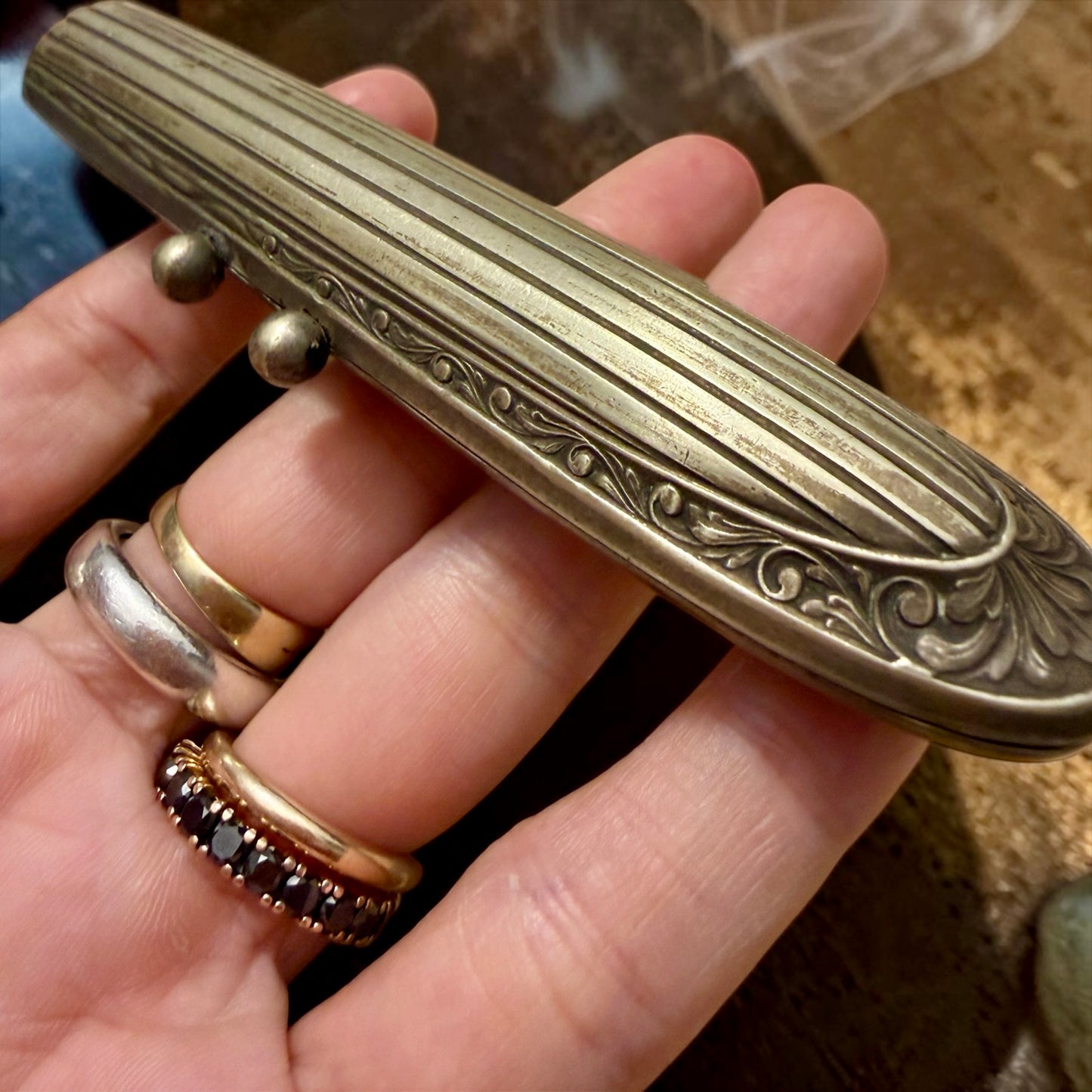 Elegante porta sigaro da viaggio anni ‘30 in alpacca, con cigarillo d’epoca e bocchino