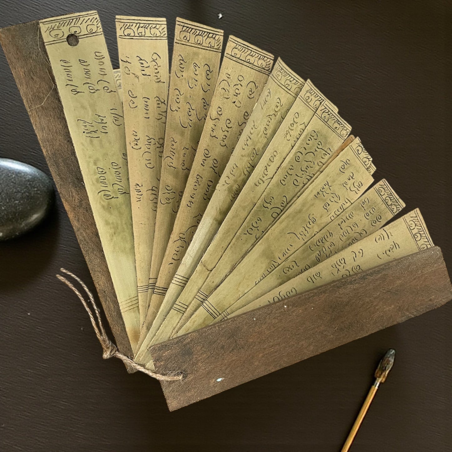 Manoscritto a ventaglio su lamelle di bambù, preghiere buddismo Theravada
