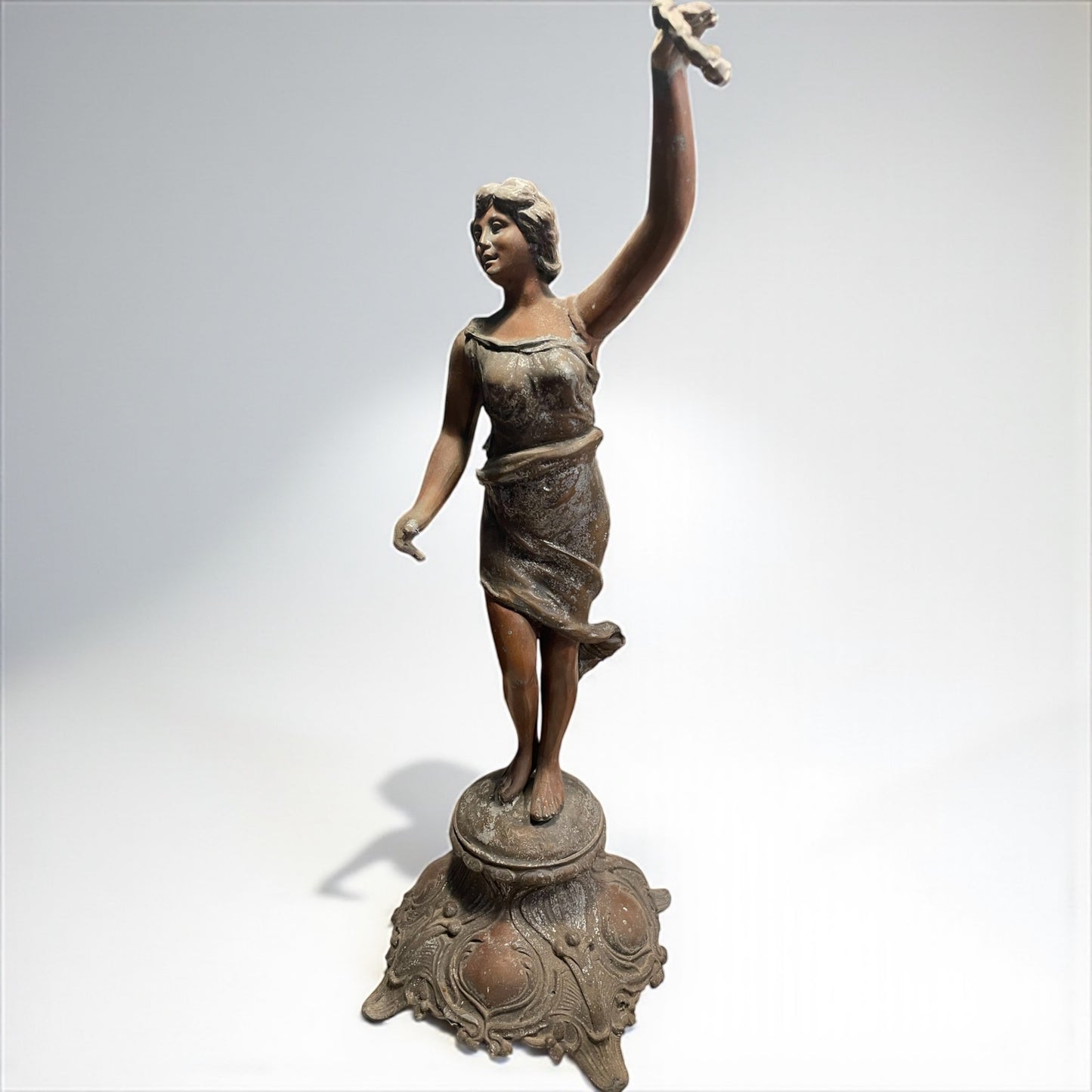 Statua femminile liberty allegorica in lega (prob. spelter) 47 cm.