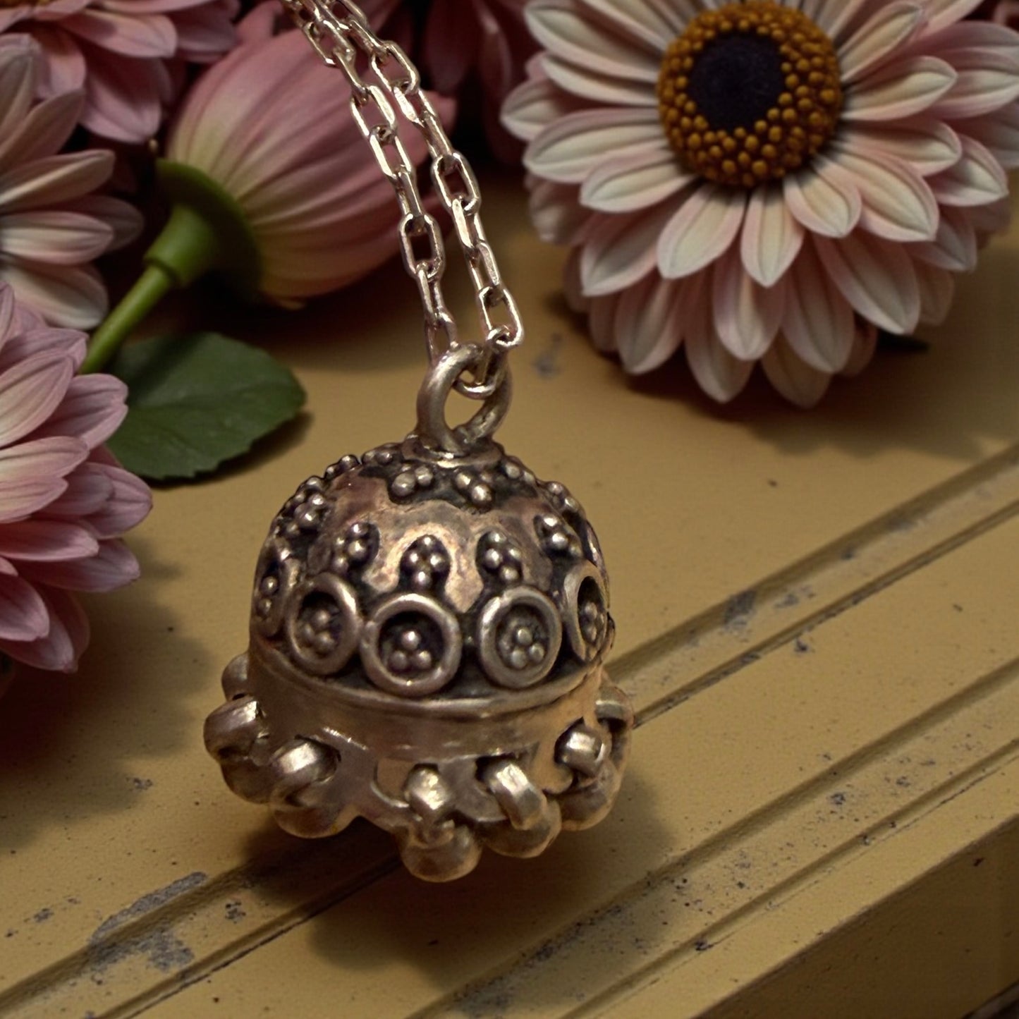 Antico pendente in argento “chiama angeli” di area Mediterranea su catenina 925 contemporanea