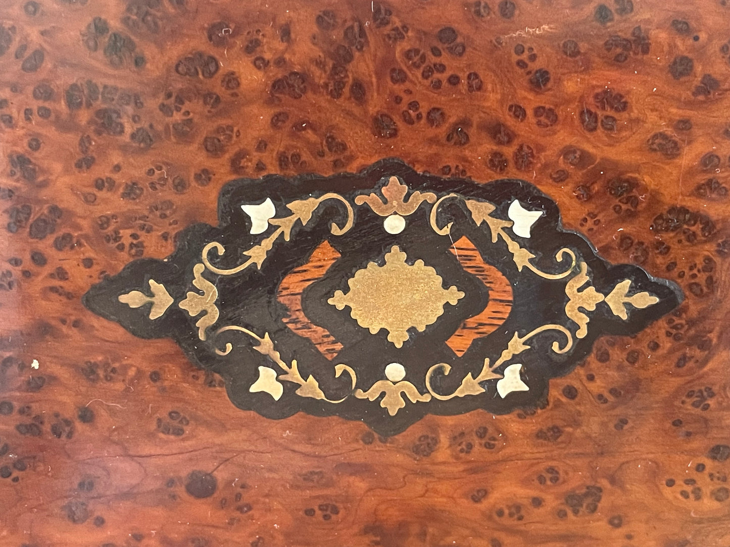 Cofanetto in radica decorata, fine ‘800, con fondo segreto